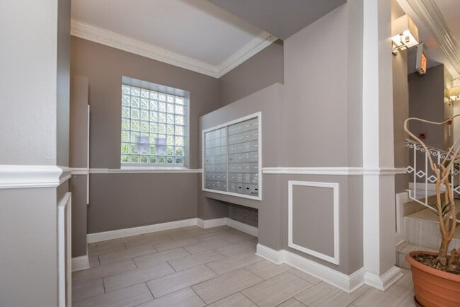 6748 N Ashland Ave Unit 105