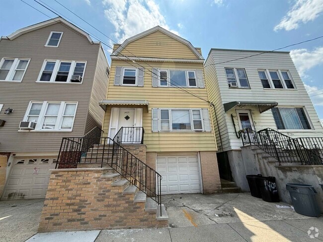 Building Photo - 1403 8th St Unit 1 Rental
