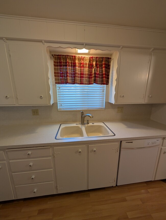 Photo - 675 University Dr