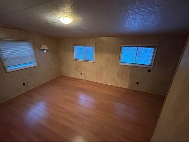 Photo - 1035 Connaught Crescent