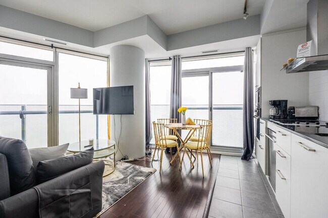 Photo - 7 Grand Trunk Crescent Unit ID1345958P