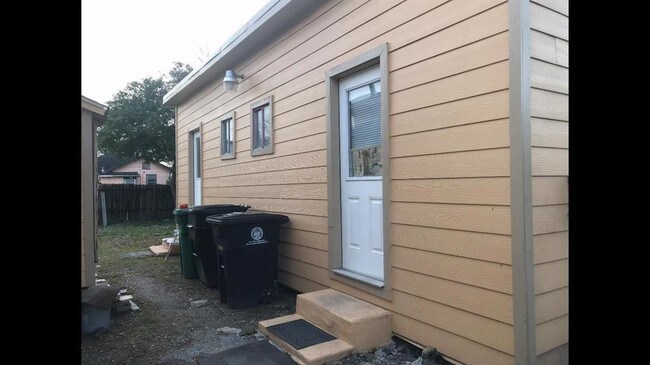 Photo - 413 N Live Oak St Unit 1/2