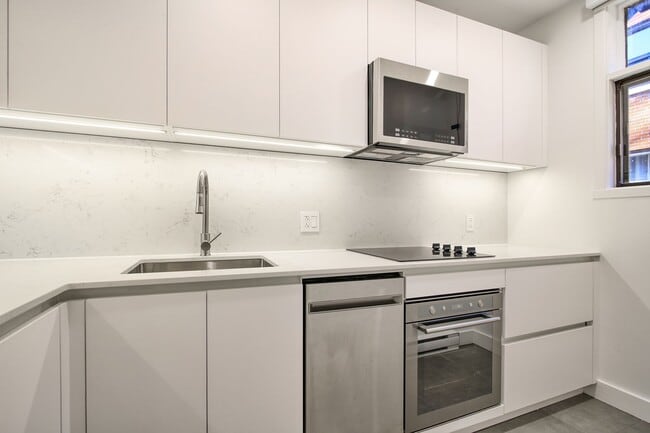 Building Photo - 6885-6891 Sherbrooke west Unit 28