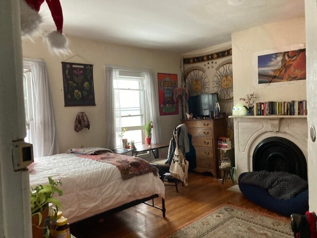 166 W 4th St