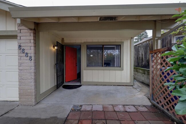 Renovated duplex off Hazel! - Renovated duplex off Hazel! House