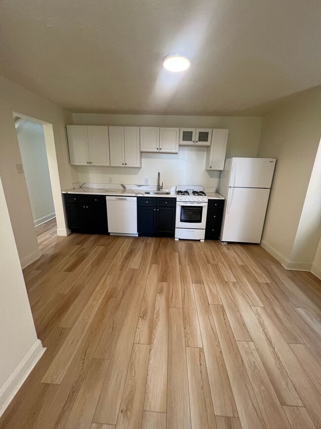 Building Photo - 234 Meyran Ave Unit 1st floor