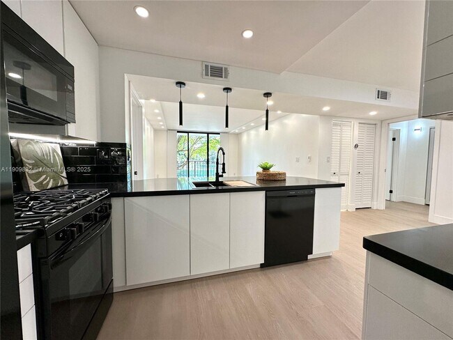 Building Photo - 13020 SW 92nd Ave Unit A210