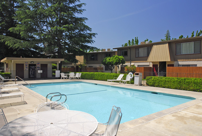 Photo - Howe Manor East