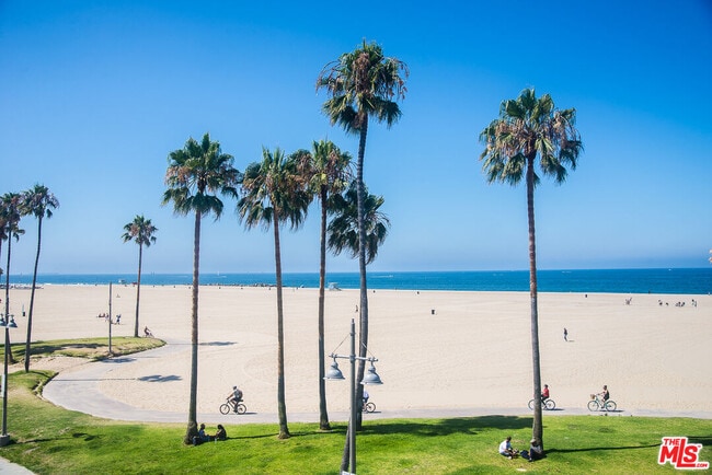 Building Photo - 8 Brooks Ave Unit 12