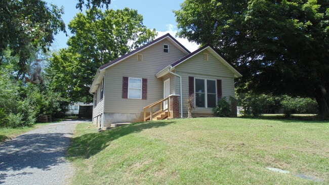 Building Photo - 706 Burn Rd