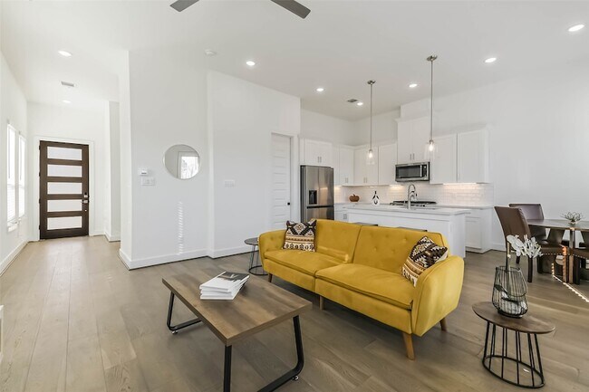 Photo - 308 Queen Sude Ln