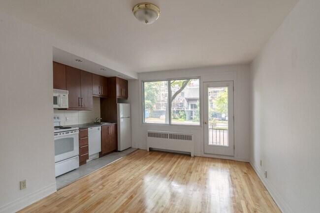 Building Photo - 3010 Av. Van Horne Unit 16