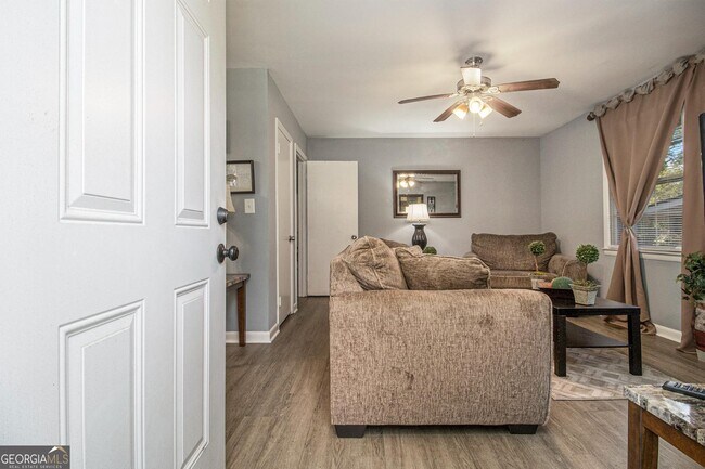 Photo - 127 Ruzelle Dr SE