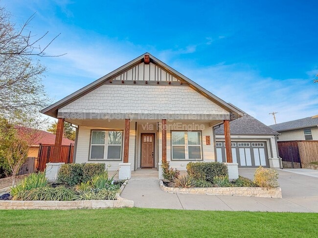 Photo - 313 E 3rd St