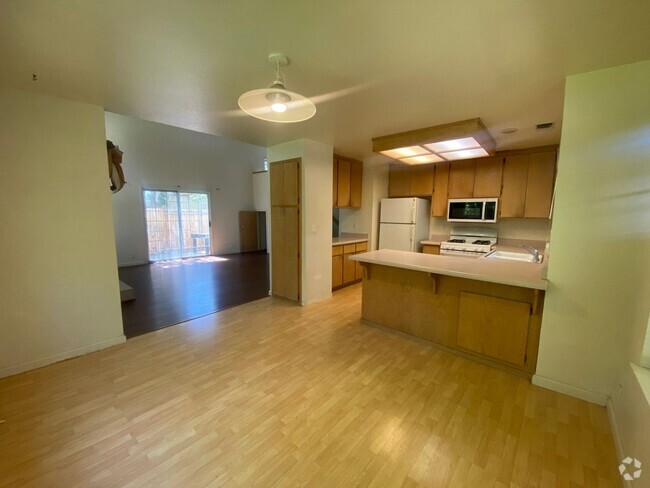 Building Photo - MOVE IN SPECIAL $1000 off first 2 Months R... Rental