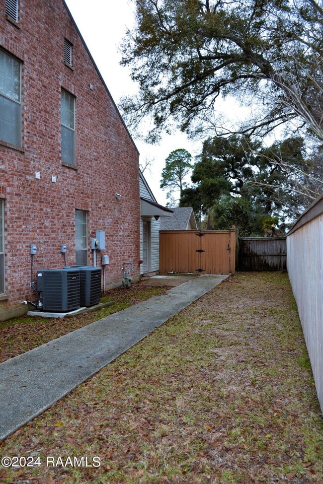 Building Photo - 319 Artisan Rd Unit D