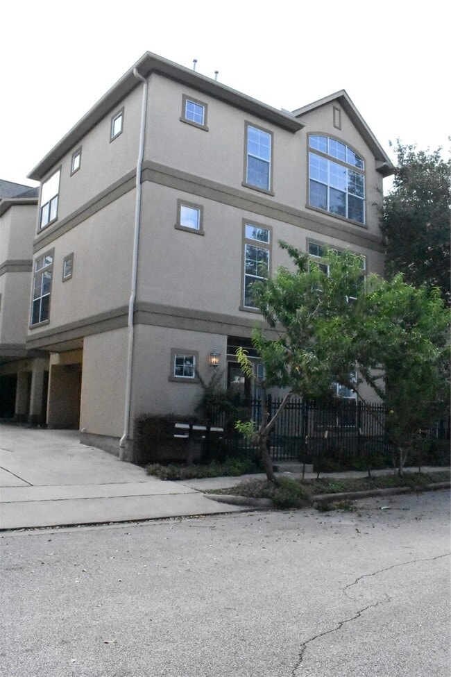 Building Photo - 418 Fowler St Rental