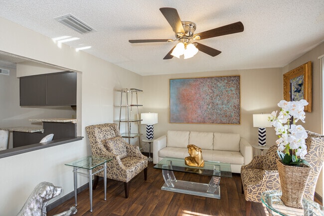 1BR, 1BA - 700 SF