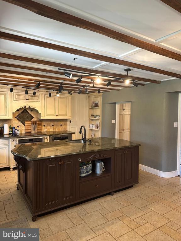 Photo - 553 Worthington Rd