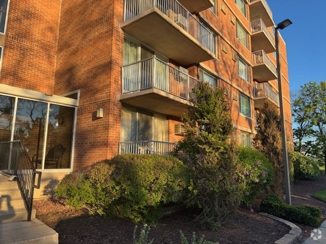 Building Photo - 2211 S Highland Ave Unit 4C Rental