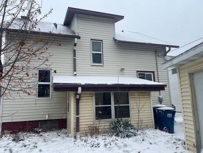 Photo - 911 Townline Rd