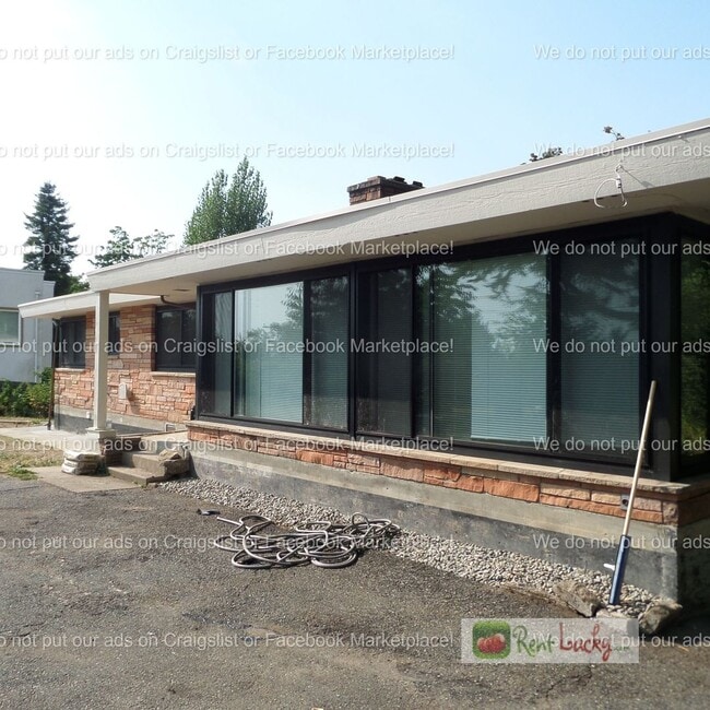 Photo - Cool & HUGE 5-Bedroom Home in Des Moines with Large Detached Shop/Garage!!