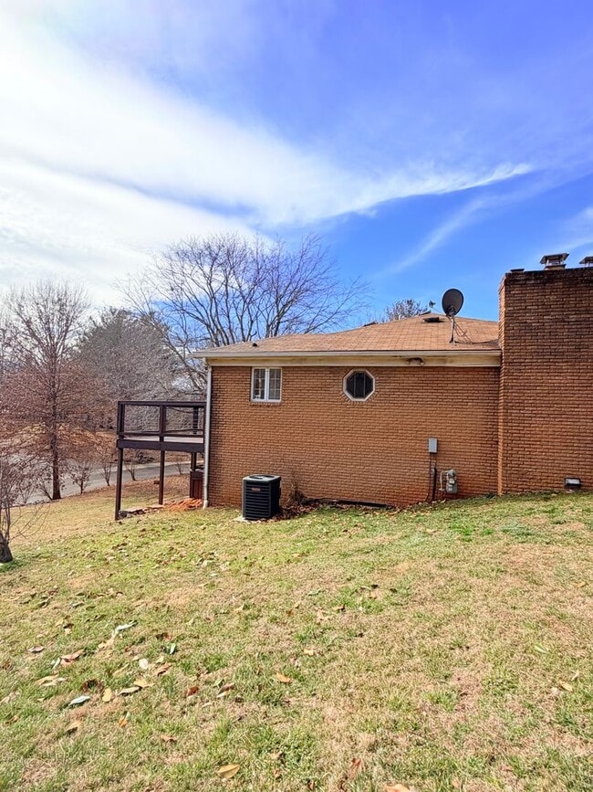 Photo - 3 Bed, 2 Bath Pet Friendly Downtown Asheville Location, Available Now - Lawn Care Included!