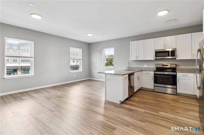 Building Photo - 10 Steele Blvd Unit 204