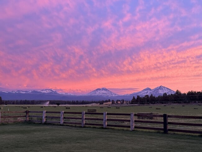 Building Photo - Country Living-Sisters Oregon