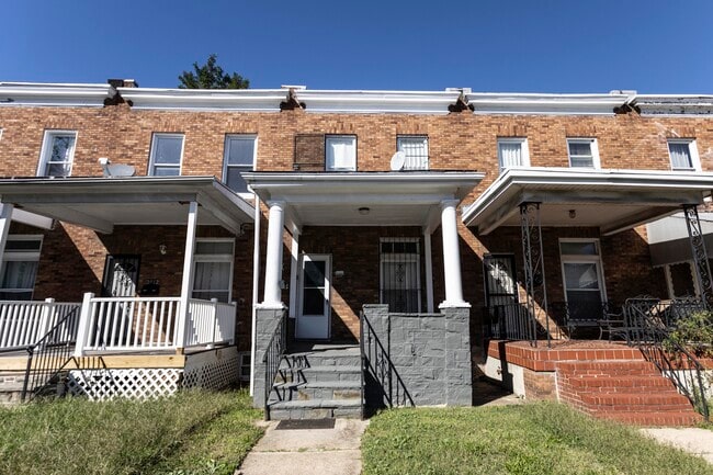 Frente - 3010 Harlem Ave