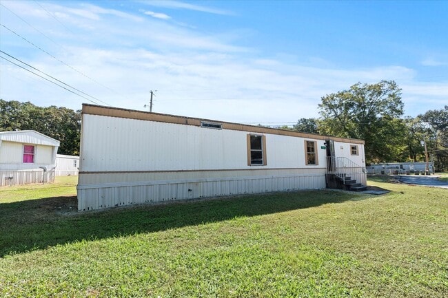 Photo - Updated 2BR/1BA Trailer in Muscle Shoals –...
