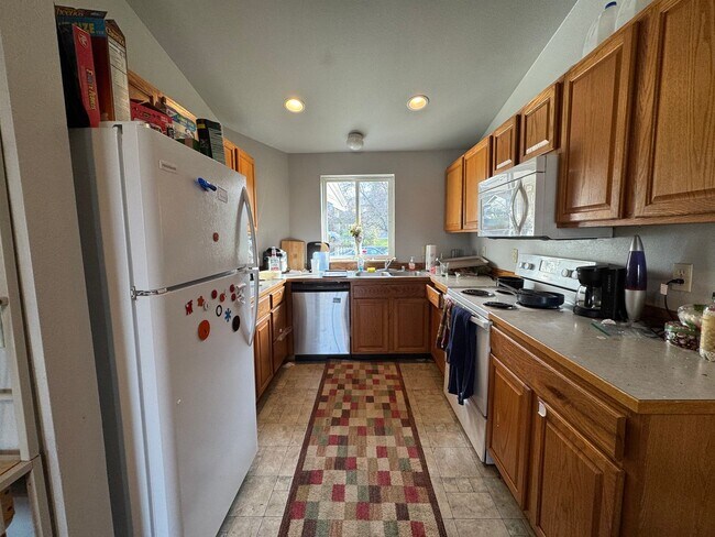 Photo - Nice and Spacious 5 Bedroom 2 Bath House C... Unidad # 2217