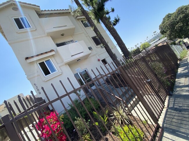 Photo - San Salvador Apts