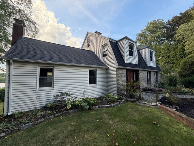 1281 Boston Rd