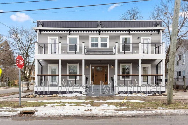 Building Photo - 802 Douglas St NW Unit A