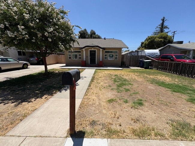 Building Photo - Spacious Tulare home Available Now!