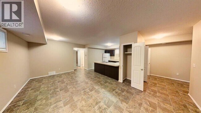 Photo - 11207-11298 98 St