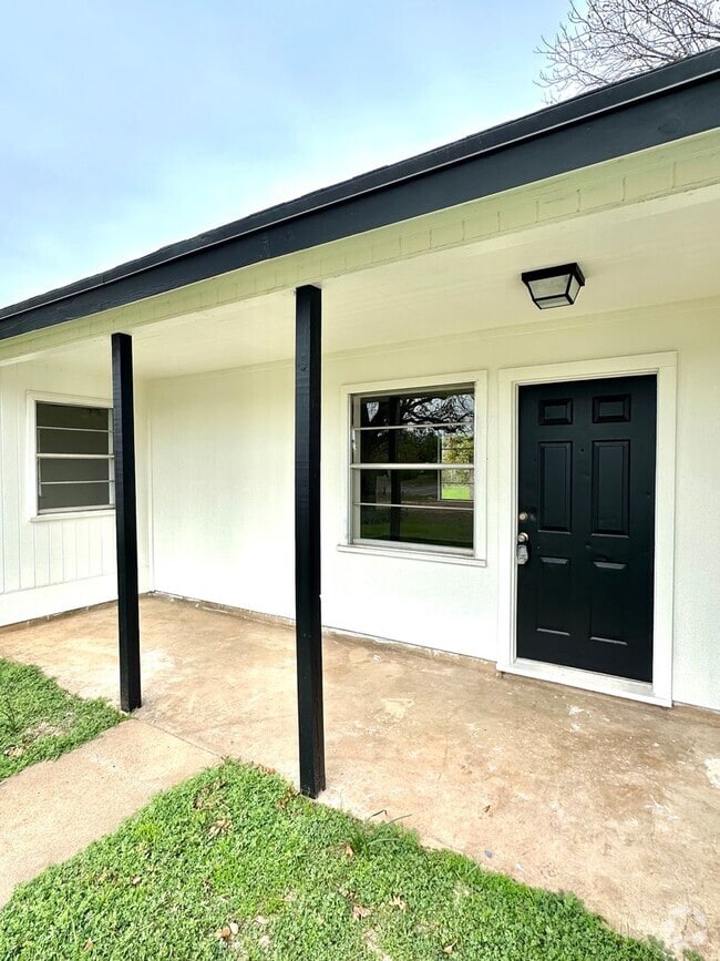 Building Photo - COMING SOON! Remodeled 3 Bedroom Home For ...