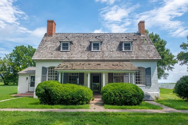 Building Photo - UNIQUE OFFERING-HISTORIC CAPE COD ON URBAN... Rental
