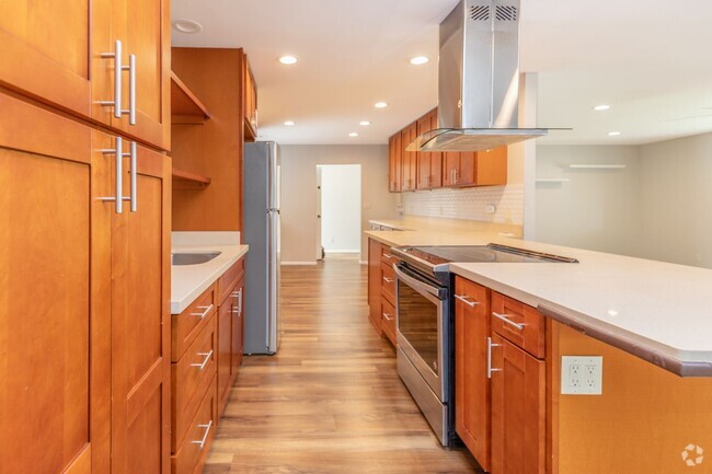 Building Photo - Large 4 Bedroom 3 Bath Alii Shores SFH Rental