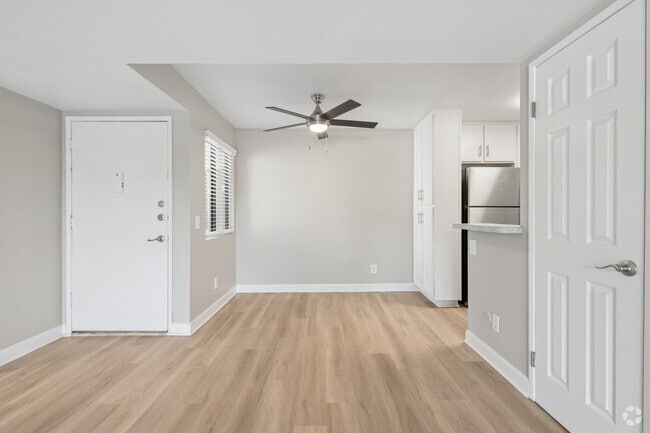 2BR, 2BA - 898SF - Dining Room
