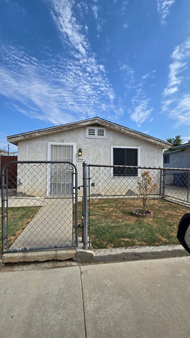 Building Photo - 216 1/2 E. Warren Ave