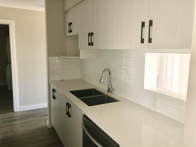 Photo - 11511-11527 27 Ave NW