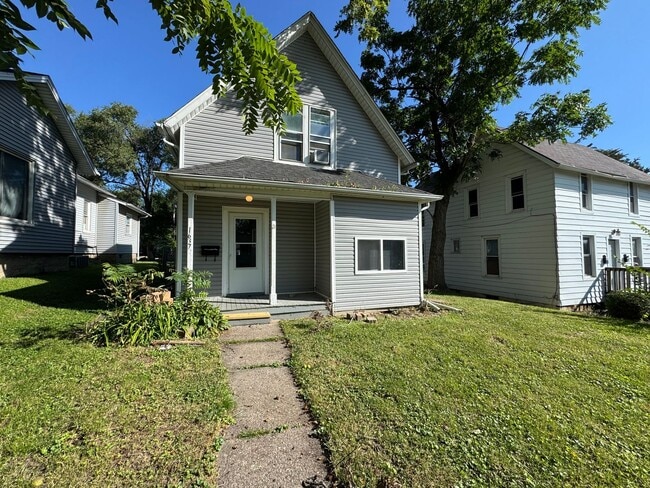 Building Photo - Coming Soon! 4 Bedroom Moline Rental, Pet ...