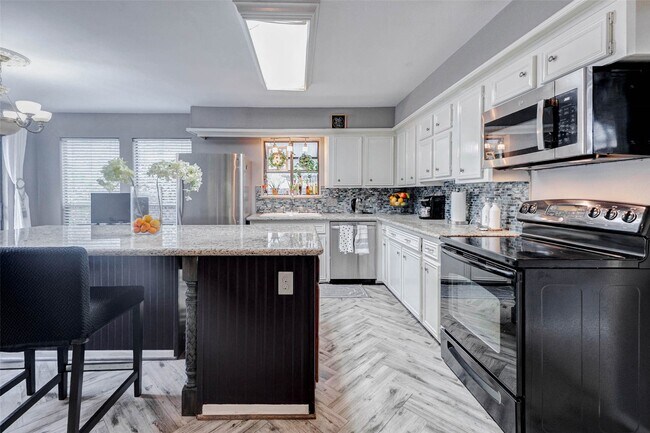 Photo - 202 Old Bridge Lake St