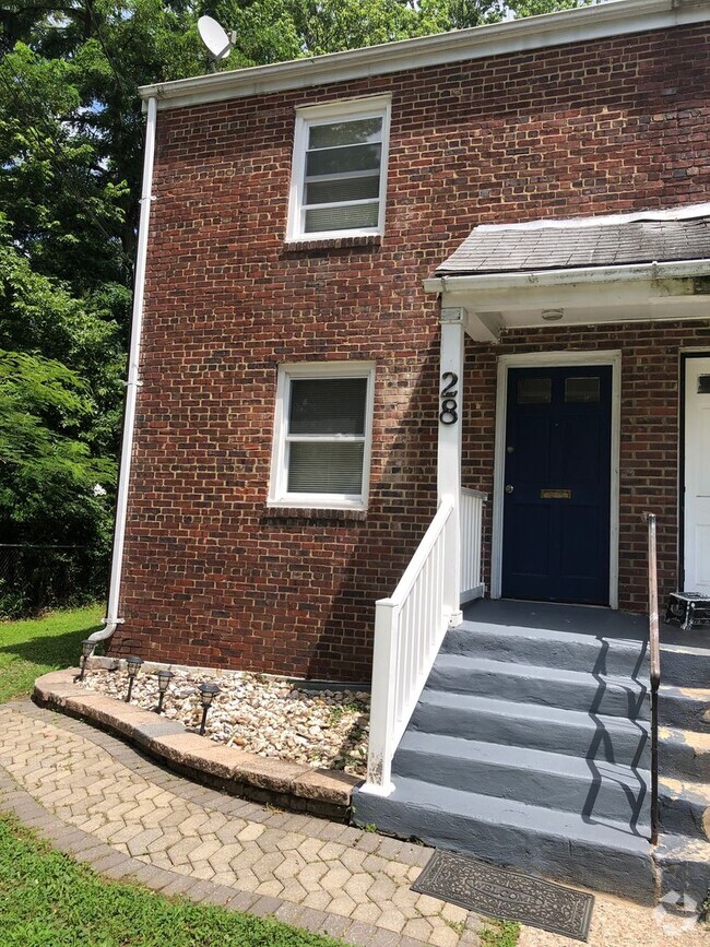 Building Photo - Cozy 2 Bedroom Semi-Attached Home on Quiet...