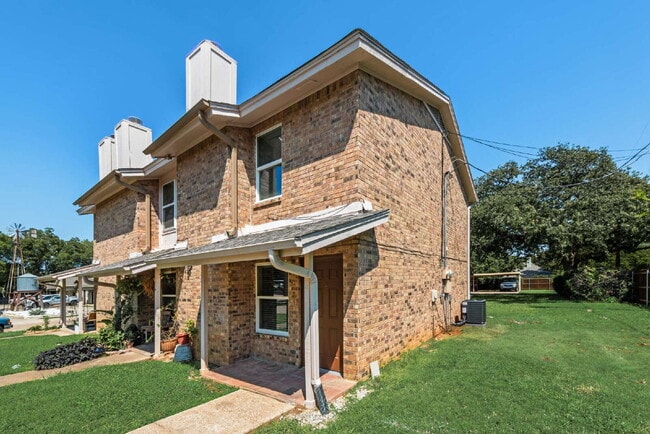 Photo - Completely Remodeled Triplex Unit 2 bed 1.... Unit C