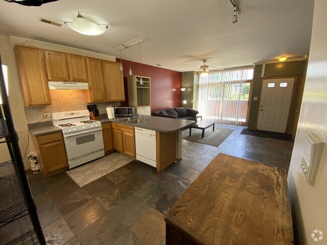 Building Photo - 2442 W Fillmore St Rental