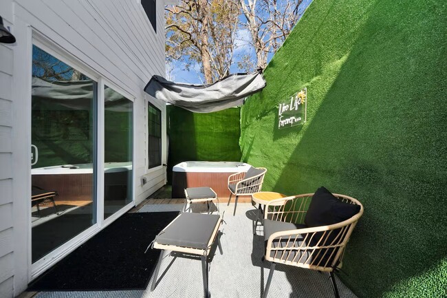 Photo - 6747 Peerless St