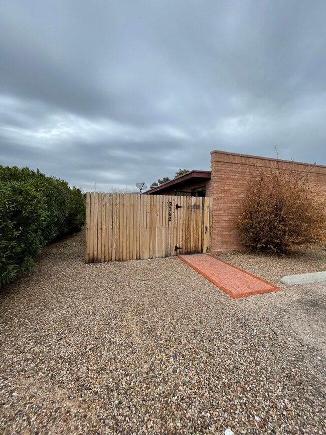 Building Photo - Available Now! Unit 3062 Edith